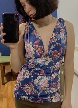 Стильна жіноча кофтинка насиченого синього кольору з ніжним квітковим принтом. має глибокий v-подібний виріз.