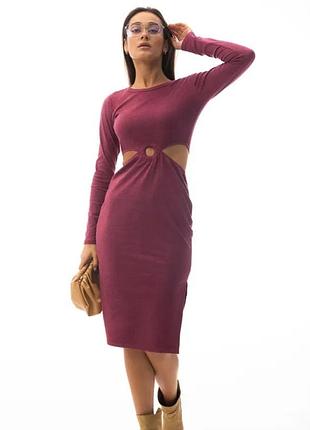 Приталенное платье с вырезами на талии