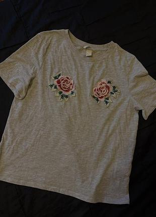 Футболка hm з нашивками роза троянда на груди
