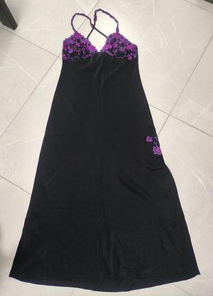 Нічна сорочка атласна з вишивкою