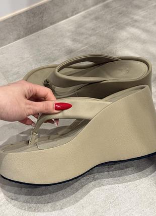 Трендові шльопанці на платформі zara