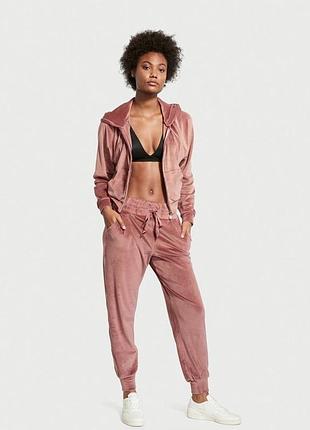 Бархатний костюм, прогулковий костюм