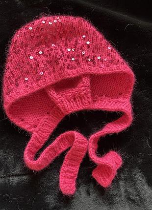 Трендовий вʼязаний чепчик кольору фуксія з рясною паєткою ручна робота