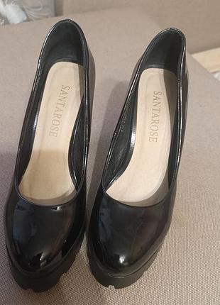 Чорні туфлі з лакованої шкіри розміром 36. рекомендую до придбання.