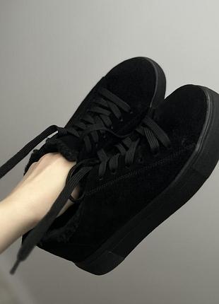 Зимові замшеві утеплені кеди чорного кольору