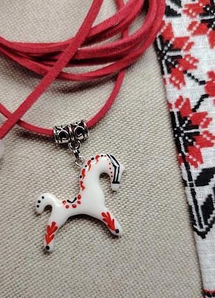 Кулон коник