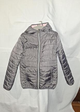 Это серая детская куртка pepco с розовой подкладкой.