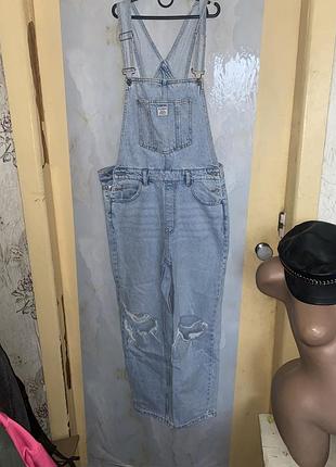 Джинсовий комбінезон з розрізами на колінах