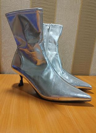 Серебряные ботинки
