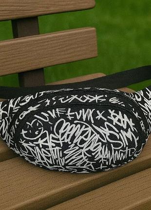 Чорна бананка з хаотичним графіті-принтом