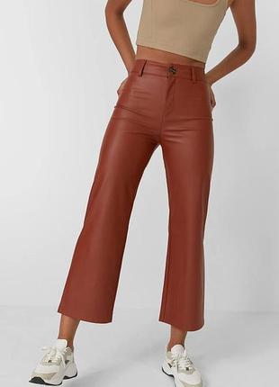 Супер удобные и стильные брюки stradivarius из экокожи, подарки к покупанию)