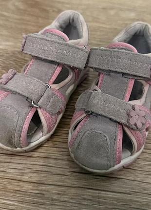 Гарні, босаніжки, кожані, на дівчинку, з 21 розміром, від дорогого бренду: protetika kids