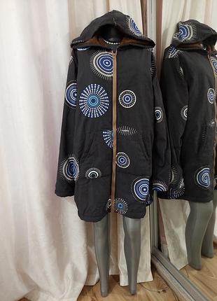 Комфортна на хутрі з кишенями та капюшоном куртка