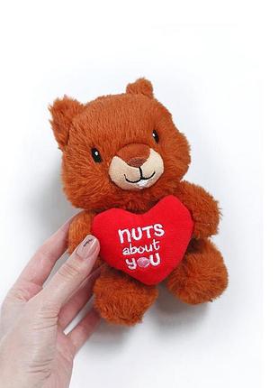 Дуже мила білочка з сердечком