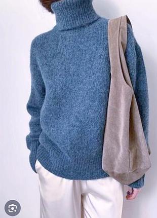 Женский свитер с высокой горловиной zara в составе шерсть и альпака блаэтично синего цвета размер м