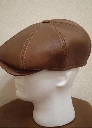 Кепка из натуральной кожи и меха.