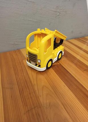 Желтый грузовик lego duplo.