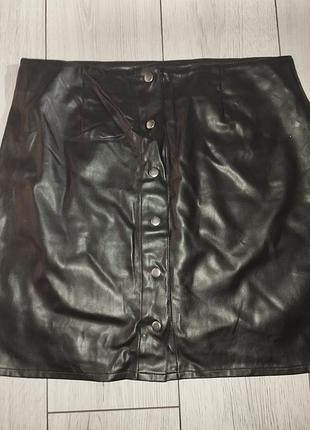 Кожаная мини юбка на кнопках
