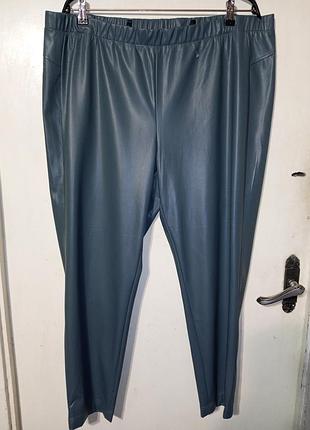 Шикарні "шкіряні" звужені м'якенькі утеплені сірі штани на резинці мега батал  mona