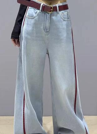 Стильні голубі джинси прямі з червоними стрічками