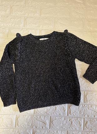 Це чорний блискучий в'язаний светр з рюшами на плечах кофта на дівчинку 9-10 років