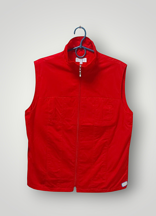 Женская жилетка красного цвета в отличном состоянии