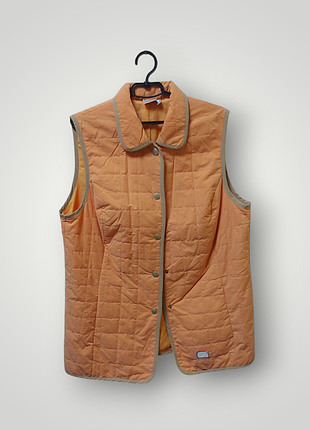 Женская жилетка оранжевого цвета в отличном состоянии на кнопках