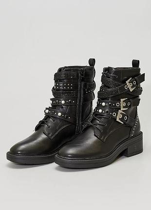 Шкіряні масивні чоботи з ремінцями, пряжками та перлинами zara 40р