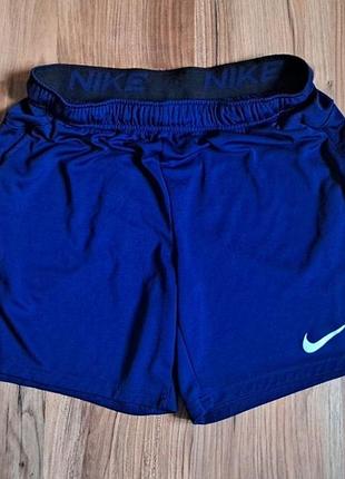 Спортивные шорты nike.