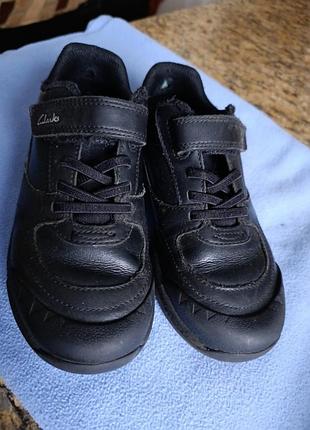 Туфлі-кросівки,clarks, 34р, 21,5-22см довжина, зручні. натуральна шкіра.є маленький недолік- трохи є протертість з внутрішньої сторони п'яти.