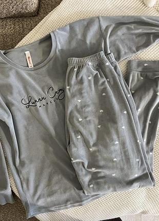 Жіночий домашній костюм сірого кольору з принтом сердечка