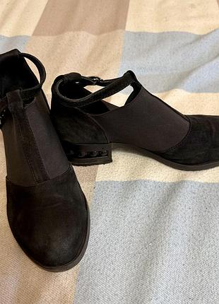 Замшеві туфлі з ремінцем на невеликому підборі 41 розмір