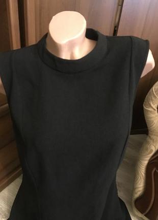 Чорна лаконічна сукня