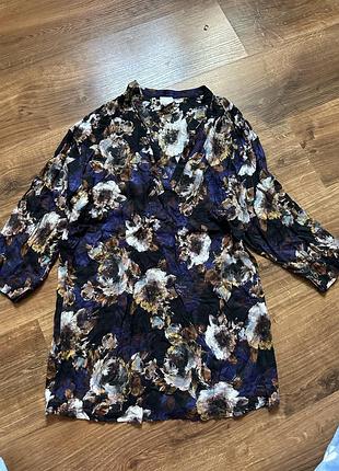 Легка блуза з віскози у квітковий принт подовжена