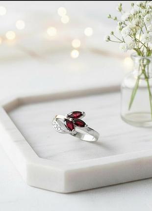 Серебряная кольца с гранатом 17.5