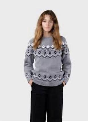 Свитер с типичным скандинавским узором
