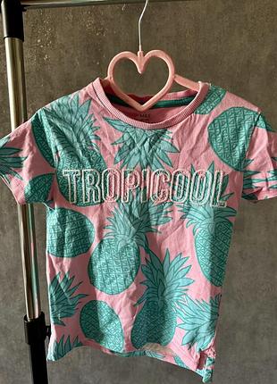 Яскрава футболка