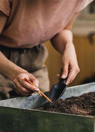 Лопатка для посіву насіння fiskars solid (1057641) 5