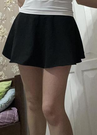 Чорна юбка з шортами
