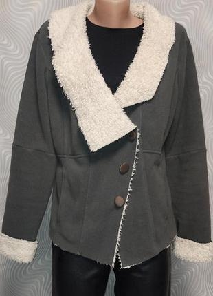 Серая флисовая куртка с белым плюшевым воротником