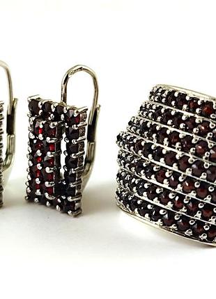 Срібний набір із гранатами: кільце та сережки. 925 проба.