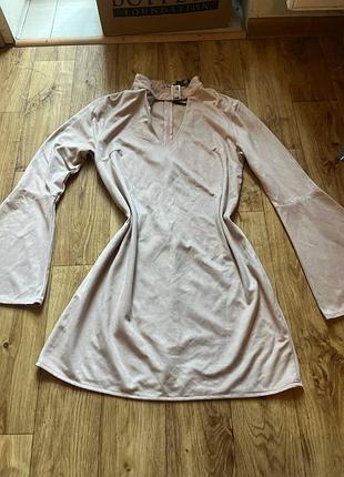 Красива сукня з чокером