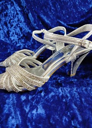 Туфлі нові ошатні блискучі