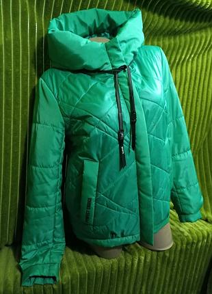Демисезонная зелёная курточка.36-38р.
