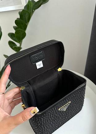 Бочонок в стразах з фірмовими значками та пильником