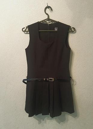 Чорний сарафан із плісированою спідницею та поясом.