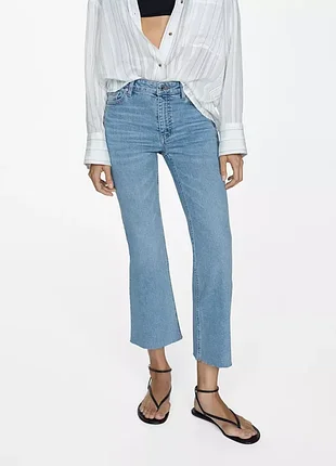 Джинси розкльошені вкорочені світлі з необробленим краєм