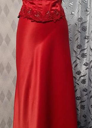Червоне довге атласне корсетне плаття