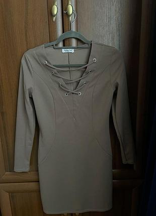 Гарне плаття зі шнурівкою