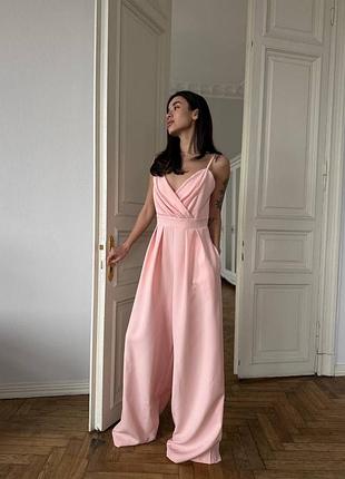 Жіночий класичний брючний комбінезон з чашками і карманами